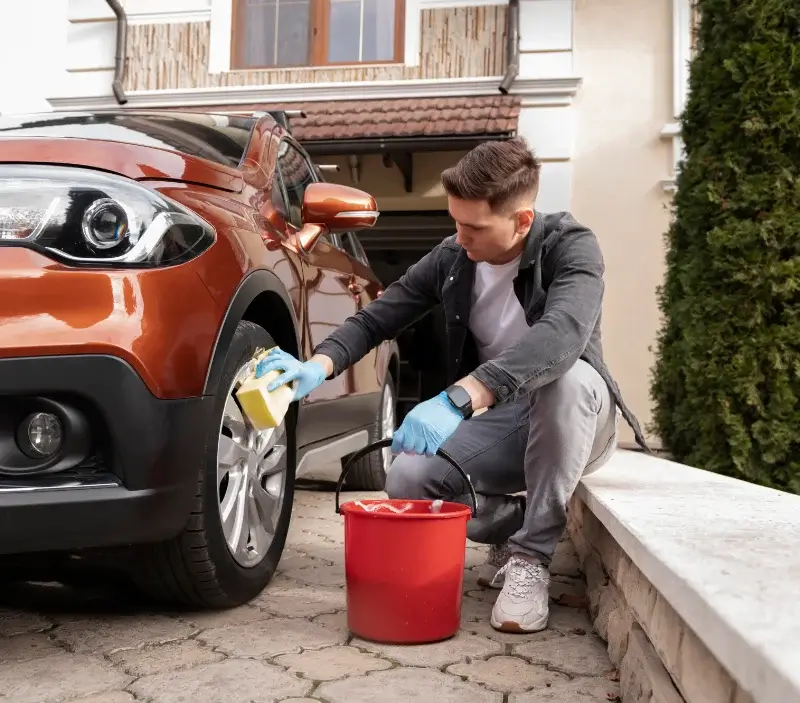 Lavage auto à domicile Sansa : professionnel intervenant sur un véhicule